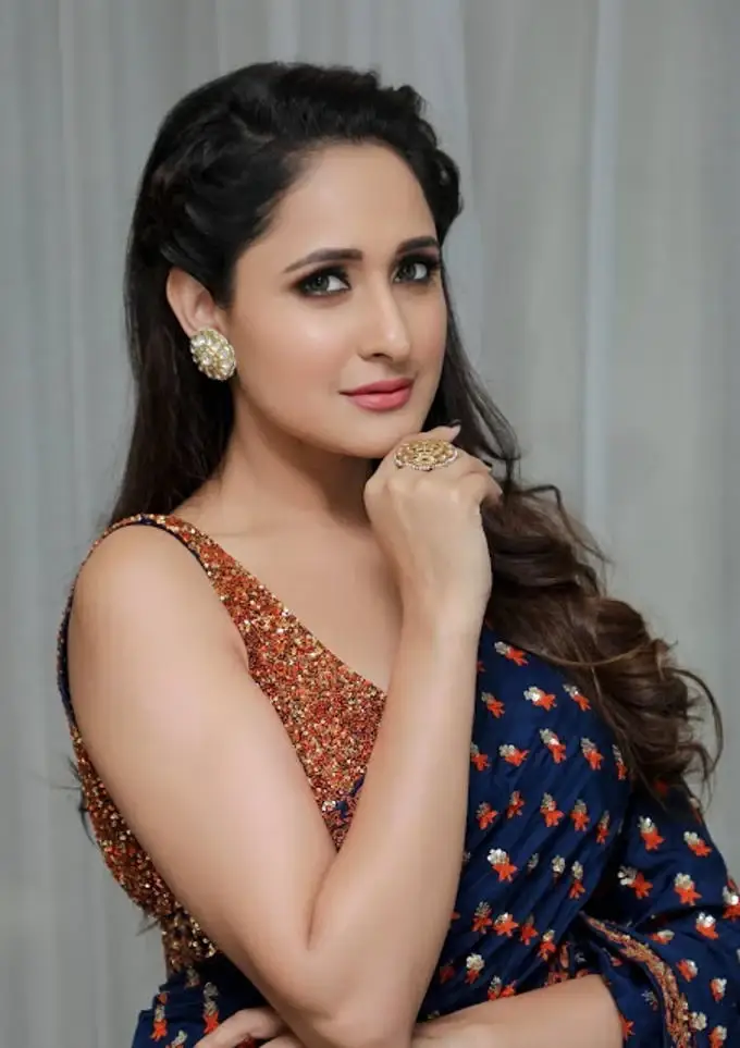 INDIAN ACTRESS PRAGYA JAISWAL STUNNING IN TRADITIONAL BLUE SAREE 2